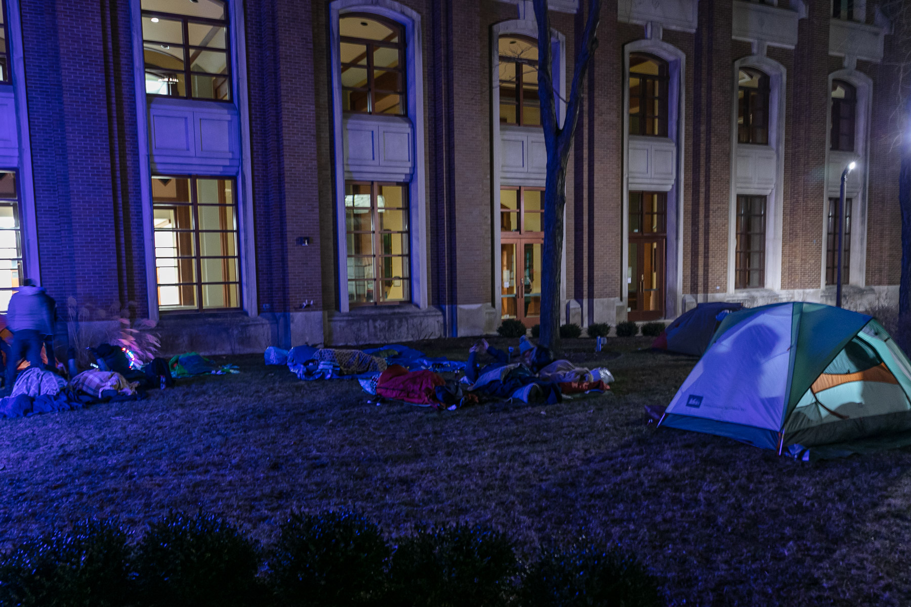 A hush fell over St. Vincent’s Circle late in the evening as sleepers settled in for the night. (DePaul University/Randall Spriggs)
